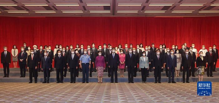 習(xí)近平會(huì)見香港特別行政區(qū)行政、立法、司法機(jī)關(guān)負(fù)責(zé)人