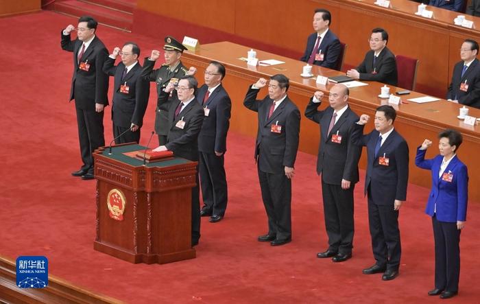 國(guó)務(wù)院副總理、國(guó)務(wù)委員、秘書長(zhǎng)進(jìn)行憲法宣誓