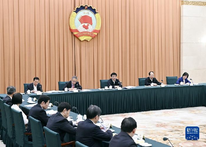 王滬寧主持召開政協(xié)第十四屆全國(guó)委員會(huì)第一次主席會(huì)議