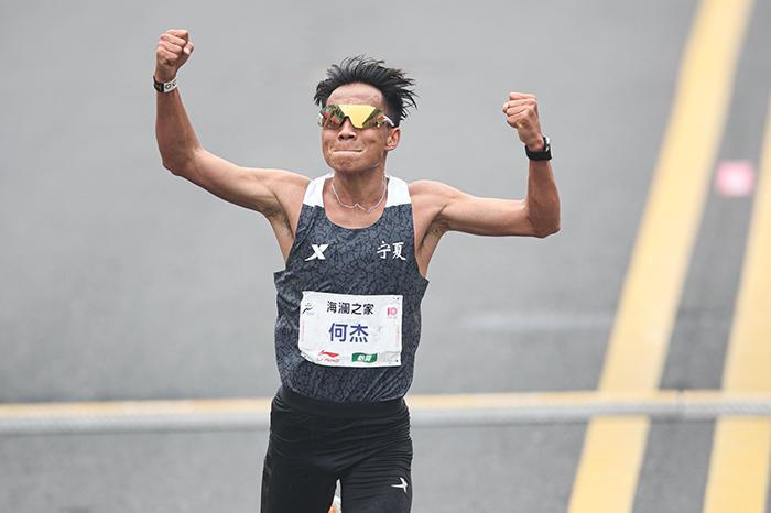 2小時(shí)06分57秒！何杰打破全國(guó)馬拉松紀(jì)錄
