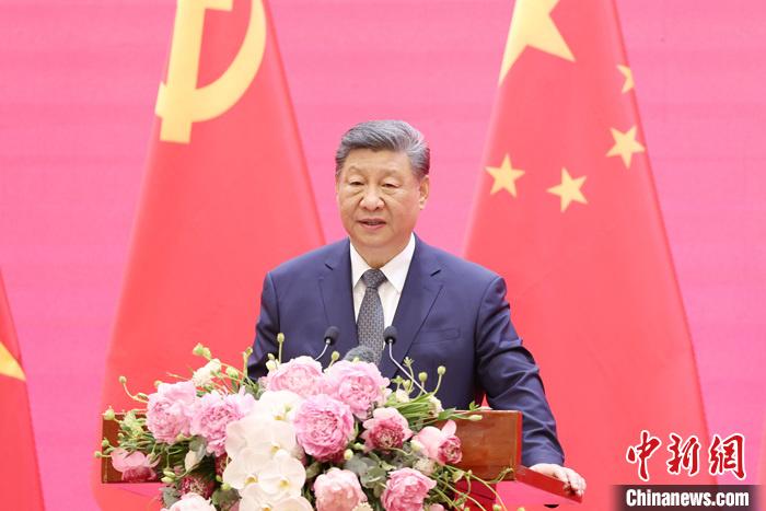 習(xí)近平同越共中央總書記蘇林、越南國家主席梁強(qiáng)共同會(huì)見中越人民大聯(lián)歡活動(dòng)代表