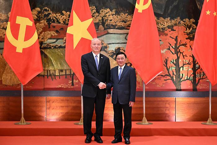 蔡奇同越共中央政治局委員、中央書記處常務(wù)書記陳錦繡舉行會(huì)談