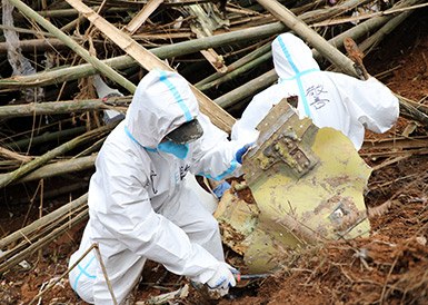 武警官兵分批次、分區(qū)域搜索
