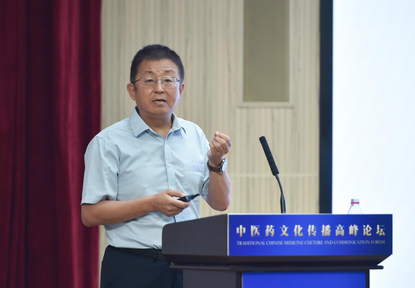 中國中醫(yī)科學(xué)院原院長(zhǎng)、首席研究員、中國非物質(zhì)文化遺產(chǎn)保護(hù)協(xié)會(huì)副會(huì)長(zhǎng)兼中醫(yī)藥委員會(huì)會(huì)長(zhǎng)曹洪欣發(fā)表主旨演講。