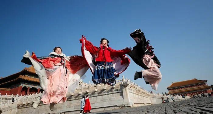 國潮俘獲“Z世代”，中國人審美旨趣向內(nèi)看