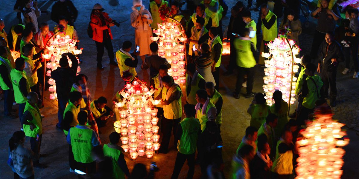福建閩西：芷溪游花燈——“紙做燈、油點(diǎn)燈、紙包火”
