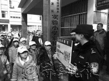 黃島爆炸區(qū)域?qū)W生可乘免費(fèi)校車(chē)