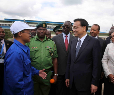 李克強(qiáng)參觀肯國家青年服務(wù)隊(duì):青年就業(yè)是國家的希望