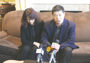 呂令子父母出席媒體見面會周丹齡開始練習(xí)走路