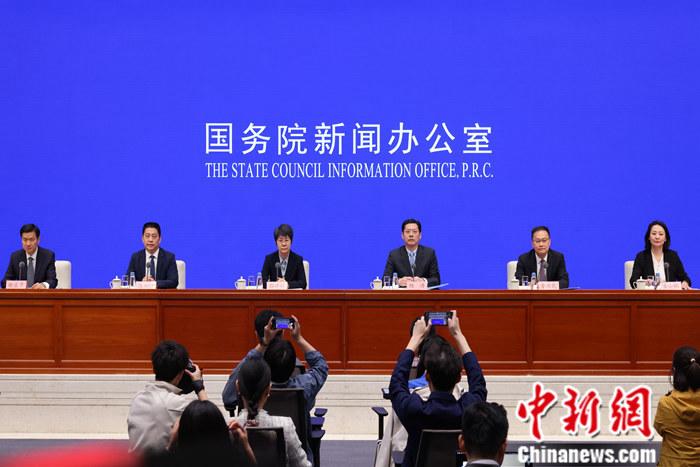 4月19日，中國國務(wù)院新聞辦公室在北京舉行新聞發(fā)布會(huì)，商務(wù)部副部長郭婷婷、商務(wù)部綜合司司長楊濤、市場運(yùn)行和消費(fèi)促進(jìn)司司長徐興鋒、對(duì)外貿(mào)易司司長李興乾、外國投資管理司負(fù)責(zé)人吉小楓介紹2024年一季度商務(wù)運(yùn)行及工作情況，并答記者問。 <a target='_blank' href='/'>中新社</a>記者 楊可佳 攝 