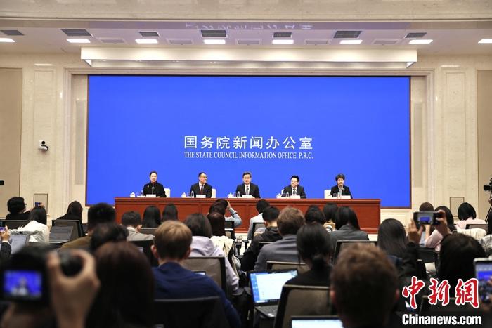 10月12日，中國(guó)國(guó)務(wù)院新聞辦公室在北京舉行新聞發(fā)布會(huì)，財(cái)政部部長(zhǎng)藍(lán)佛安、財(cái)政部副部長(zhǎng)廖岷、財(cái)政部副部長(zhǎng)王東偉、財(cái)政部副部長(zhǎng)郭婷婷介紹“加大財(cái)政政策逆周期調(diào)節(jié)力度、推動(dòng)經(jīng)濟(jì)高質(zhì)量發(fā)展”有關(guān)情況，并答記者問(wèn)。 <a target='_blank' href='/'>中新社</a>記者 王紫儒 攝
