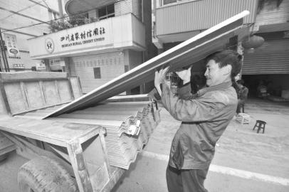 喧囂生機(jī)重回靈關(guān)鎮(zhèn)村民默哀過(guò)后積極開(kāi)展自救