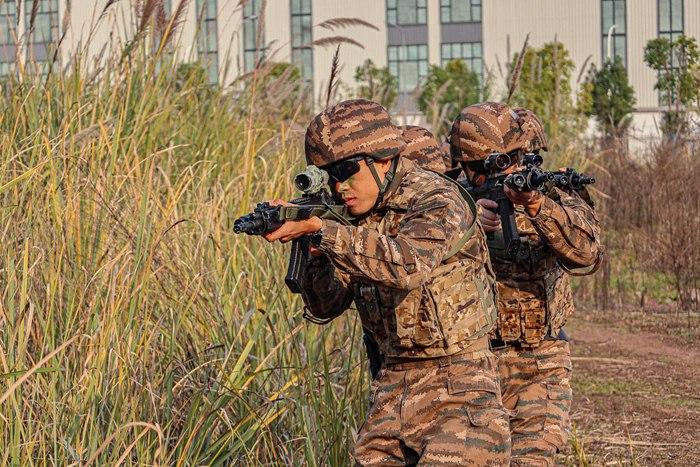 寒冬礪劍！重慶武警特戰(zhàn)隊(duì)員冬日練兵忙