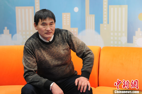 大衣哥為慈善賣大衣否認(rèn)炒作:做得再對也有人說